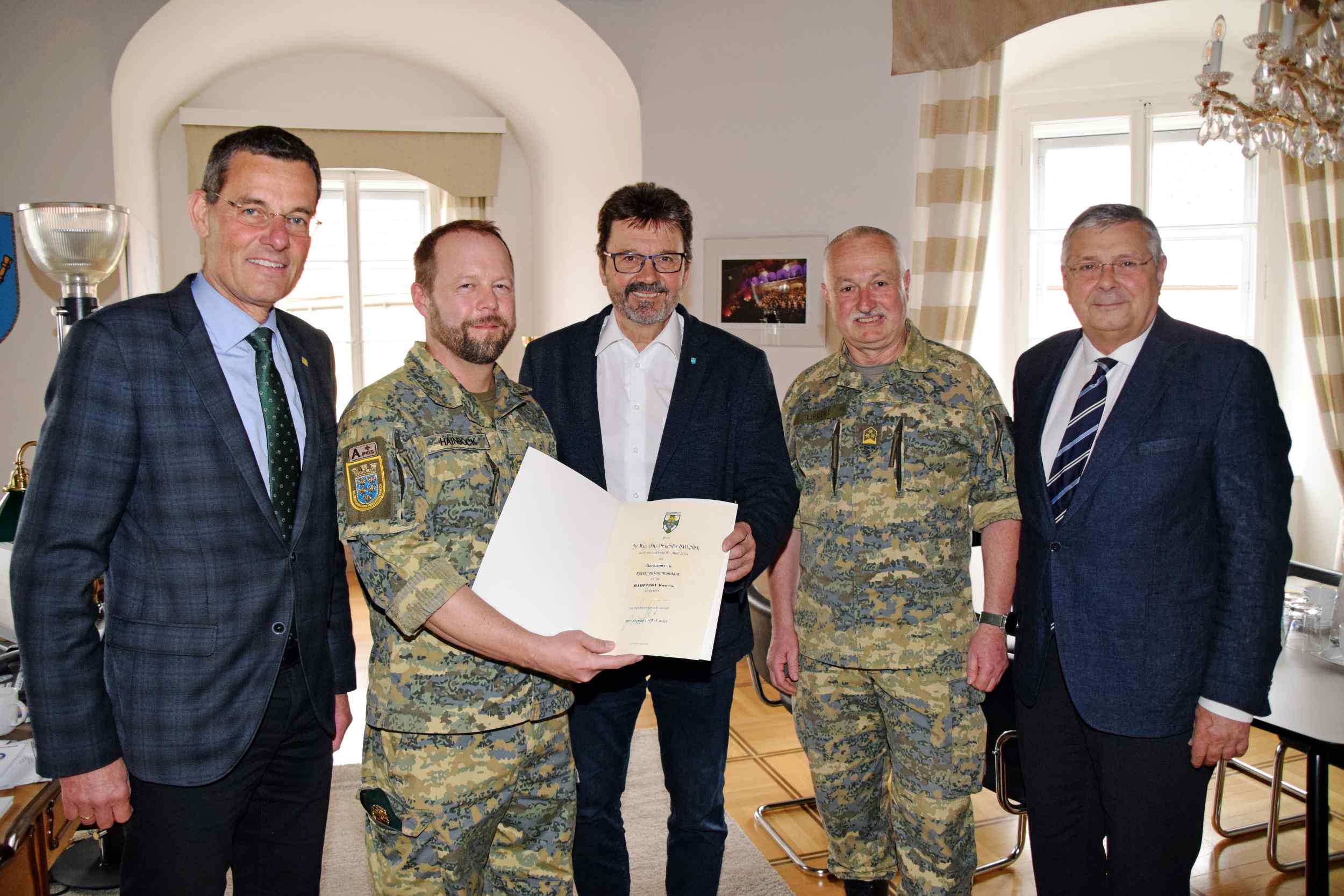 Bezirkshauptmann Hofrat Mag. Stefan Grusch, Garnisons- und Kasernenkommandant Major Mag. Alexander Hainböck, Bgm. Gerhard Lentschig, Oberst Michael Lippert, Vizebürgermeister Dr. Heinrich Nagl Foto: Gabriele Hohenegger